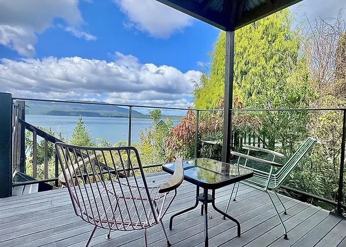 Edge Retreat, Tarawera *